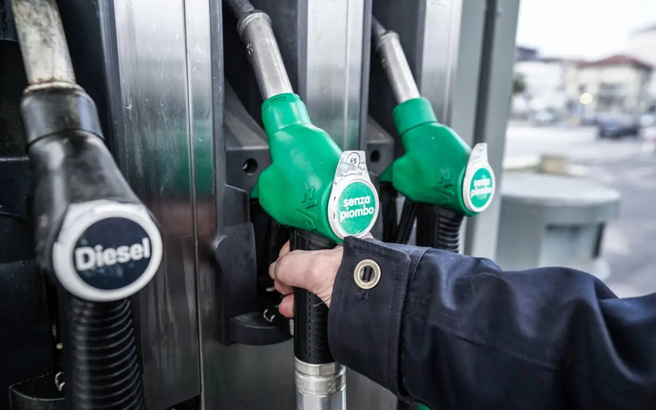 Il trucco per ridurre il consumo di carburante in autostrada: funziona davvero? Il trucco per ridurre il consumo di carburante in autostrada: funziona davvero?