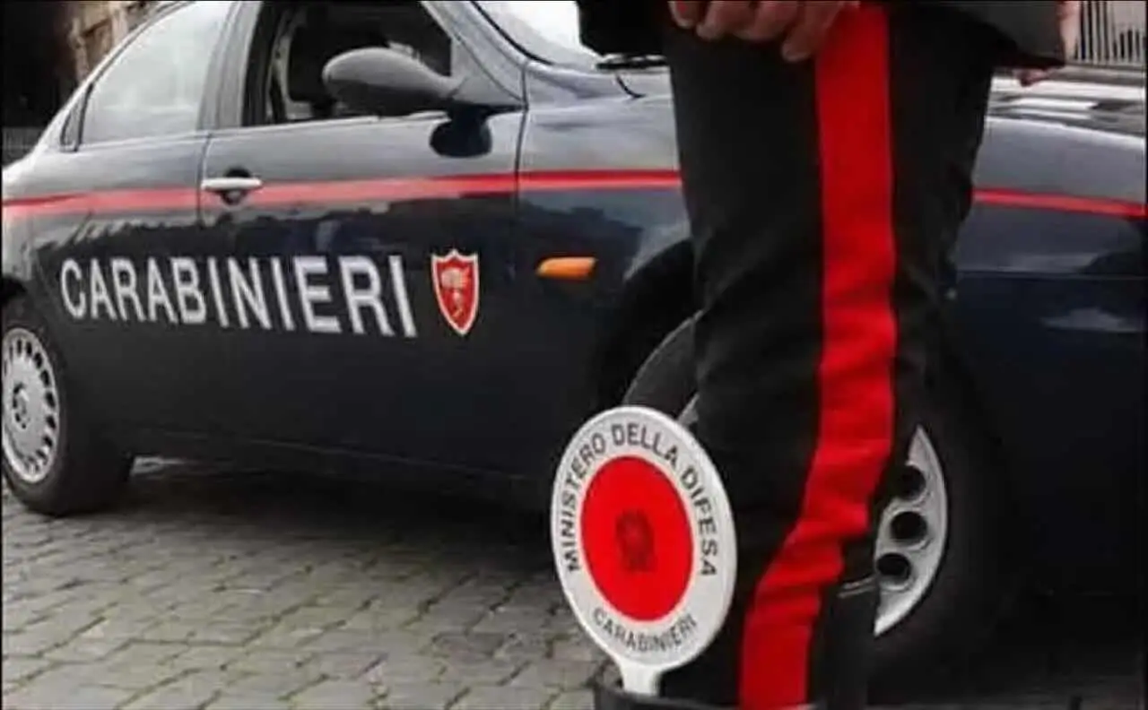 Patente a rischio per l’uso sbagliato delle luci di emergenza: cosa sapere ora Patente a rischio per l’uso sbagliato delle luci di emergenza: cosa sapere ora