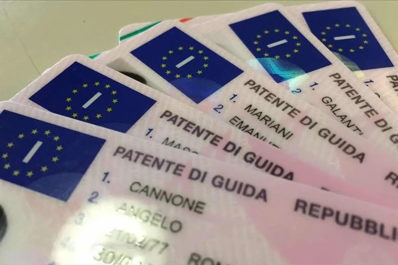 Patente a rischio per l’uso sbagliato delle luci di emergenza: cosa sapere ora Patente a rischio per l’uso sbagliato delle luci di emergenza: cosa sapere ora