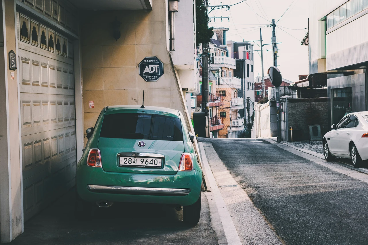 Come difendere l’auto dai furti nei parcheggi pubblici: strategie efficaci 2025 Come difendere l’auto dai furti nei parcheggi pubblici: strategie efficaci 2025