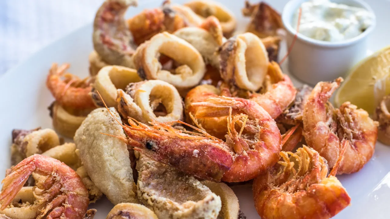 Come eliminare l’odore di frittura in casa in pochi minuti: il trucco che usano nei ristoranti Come eliminare l’odore di frittura in casa in pochi minuti: il trucco che usano nei ristoranti