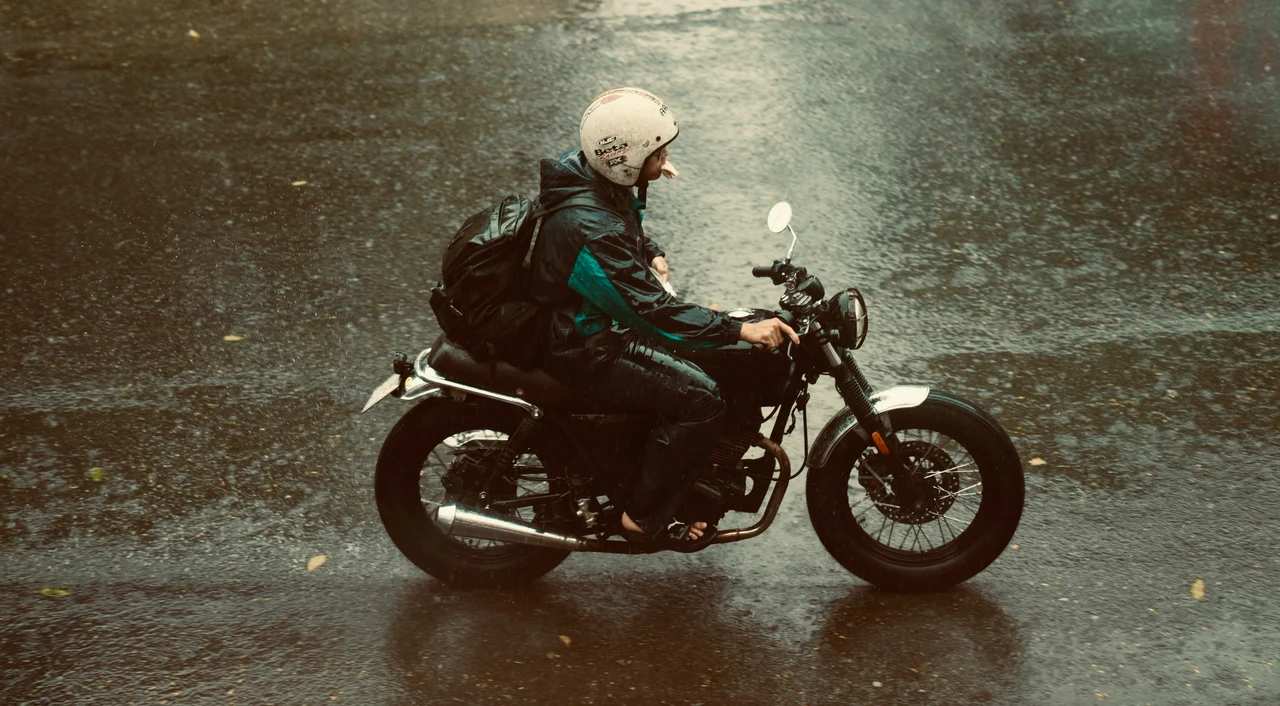 Dal casco obbligatorio alla targa: tutto quello che devi sapere sulla mobilità elettrica nel 2025 Dal casco obbligatorio alla targa: tutto quello che devi sapere sulla mobilità elettrica nel 2025