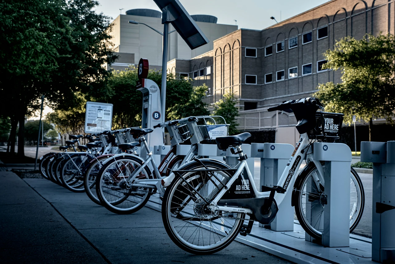 Dal 1° giugno scattano multe automatiche per chi parcheggia male monopattini o bici: cosa sapere Dal 1° giugno scattano multe automatiche per chi parcheggia male monopattini o bici: cosa sapere