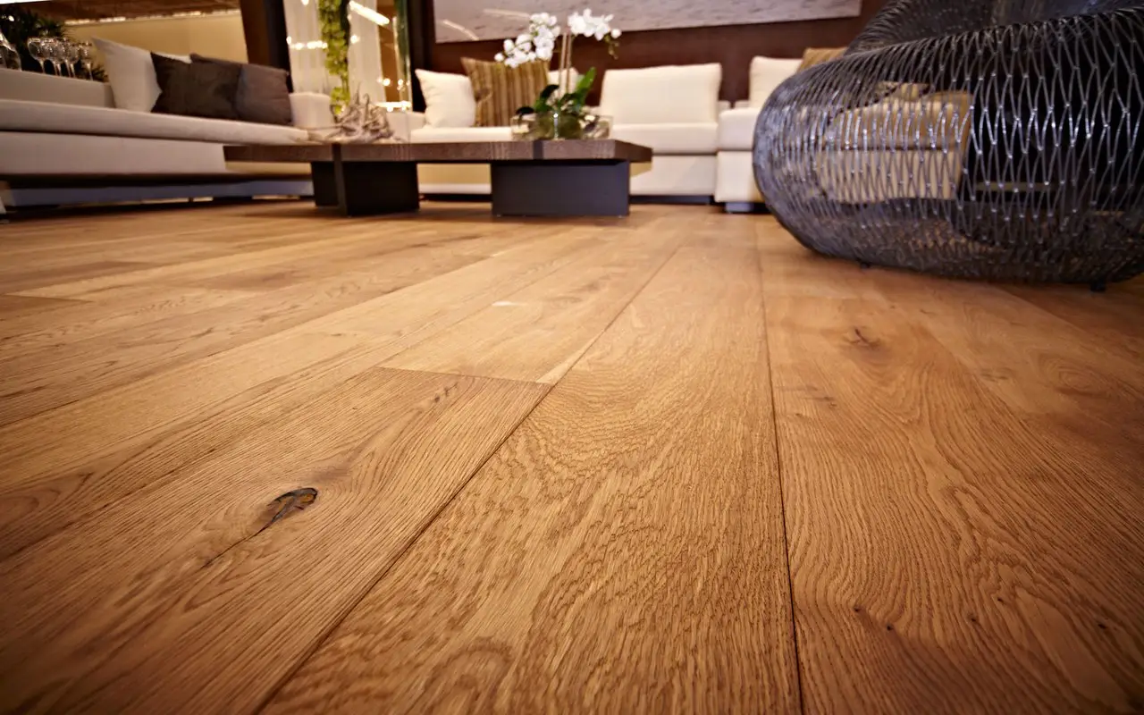 Come proteggere il parquet dal caldo estivo: la soluzione dell’architetto per giugno Come proteggere il parquet dal caldo estivo: la soluzione dell’architetto per giugno