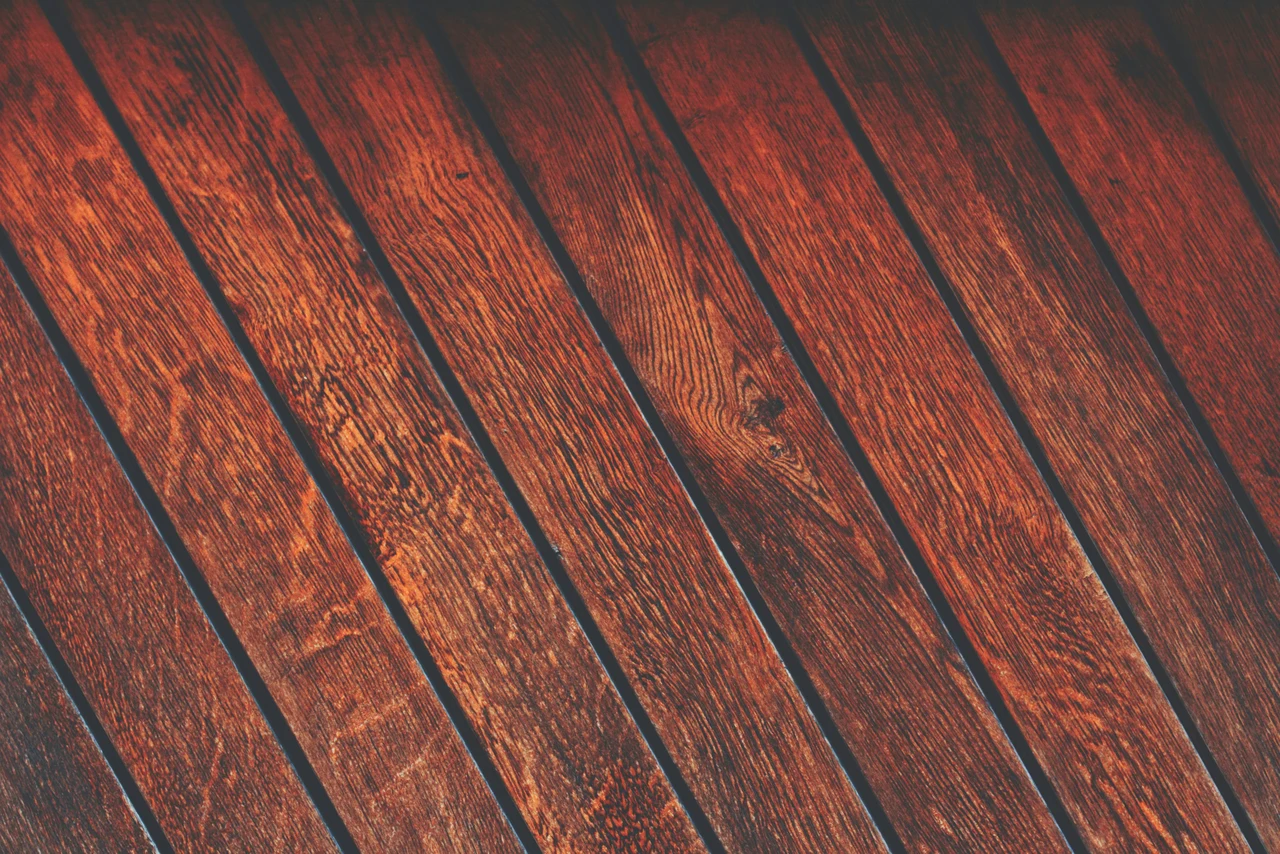 Come proteggere il parquet dal caldo estivo: la soluzione dell’architetto per giugno Come proteggere il parquet dal caldo estivo: la soluzione dell’architetto per giugno