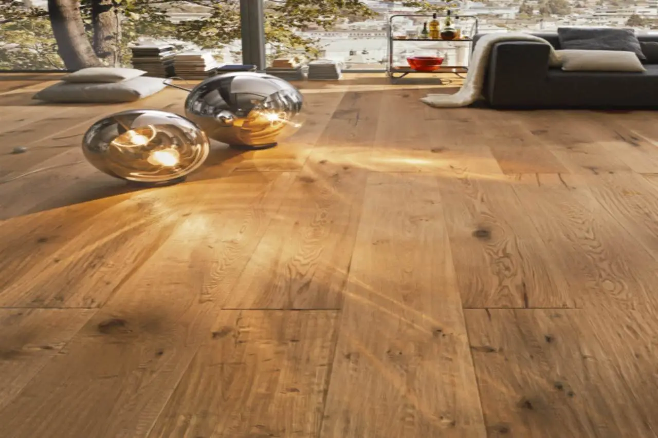 Come proteggere il parquet dal caldo estivo: la soluzione dell’architetto per giugno Come proteggere il parquet dal caldo estivo: la soluzione dell’architetto per giugno