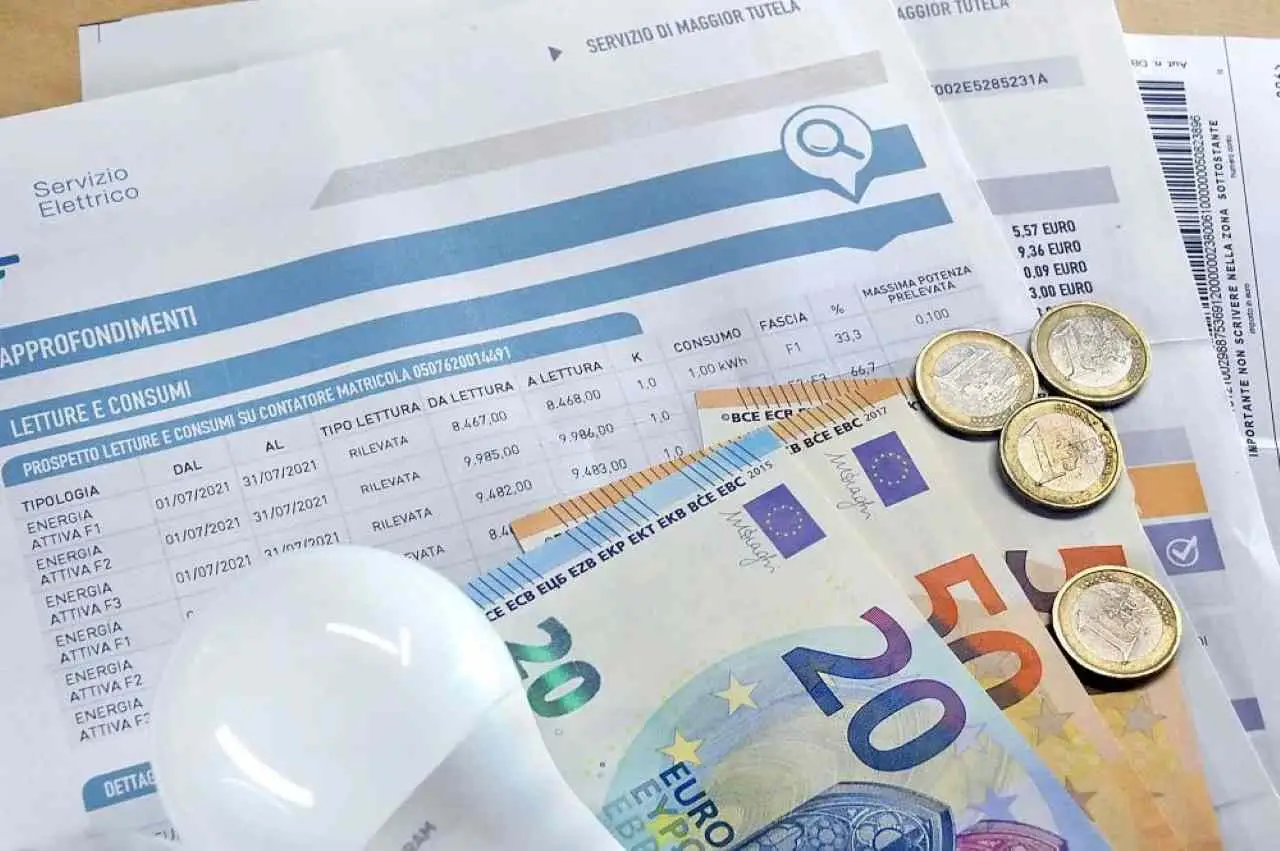 Come ridurre i consumi energetici del frigorifero con il trucco dell’elettricista per giugno Come ridurre i consumi energetici del frigorifero con il trucco dell’elettricista per giugno