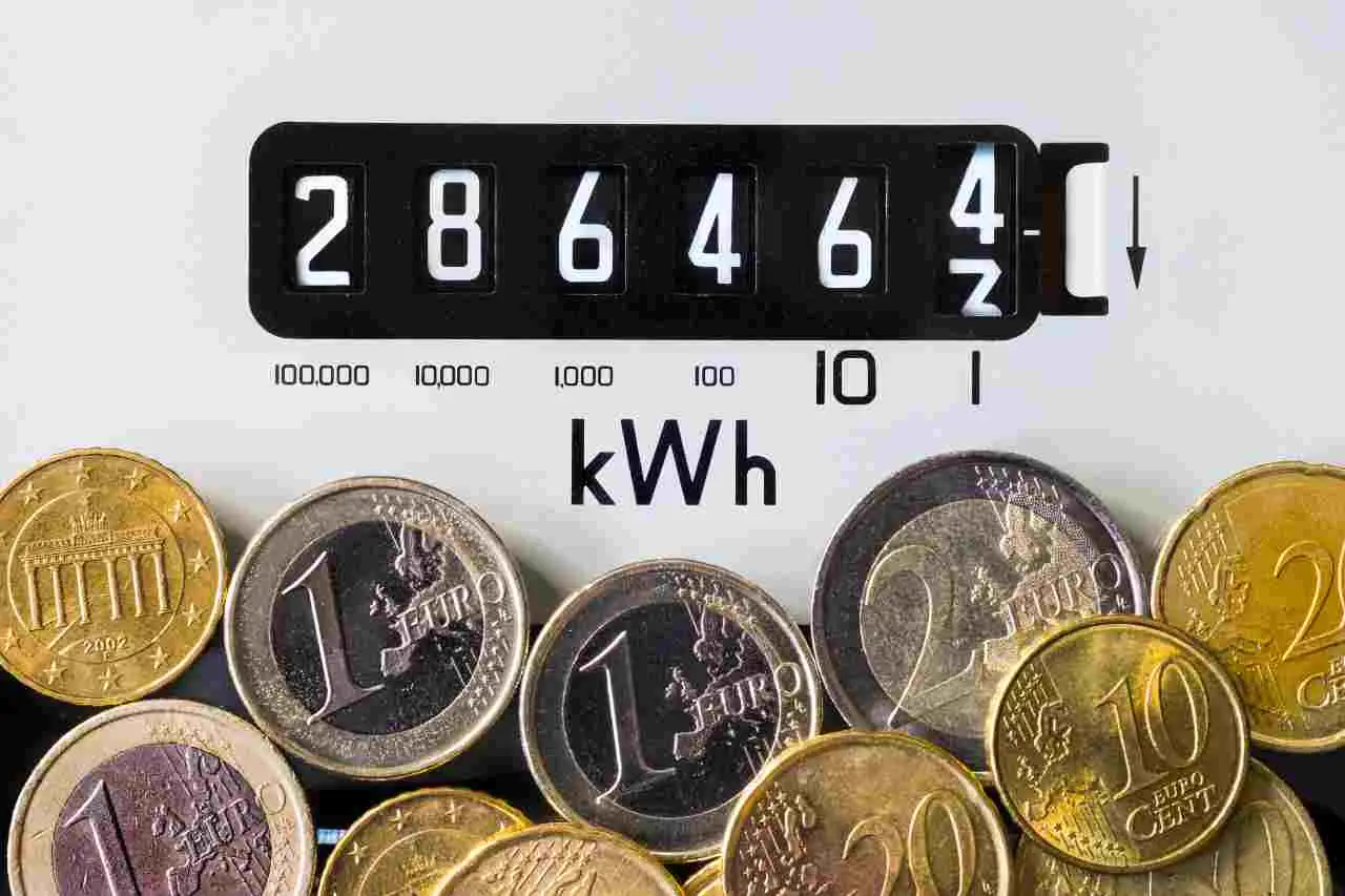Come ridurre i consumi energetici del frigorifero con il trucco dell’elettricista per giugno Come ridurre i consumi energetici del frigorifero con il trucco dell’elettricista per giugno