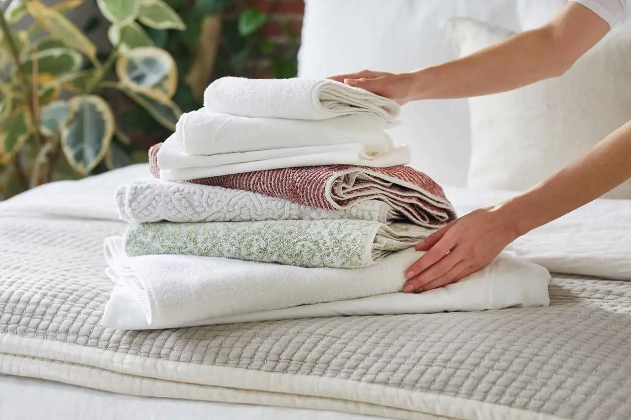 Organizza la biancheria da letto per l’estate: la strategia salvaspazio degli interior designer per giugno Organizza la biancheria da letto per l’estate: la strategia salvaspazio degli interior designer per giugno