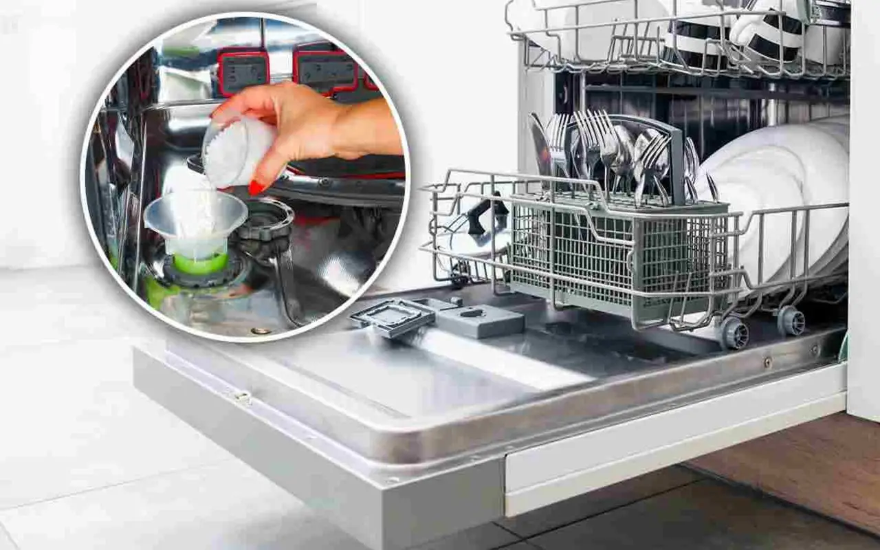 Come evitare le macchie d’acqua sulle posate in lavastoviglie: il consiglio dei tecnici per giugno Come evitare le macchie d’acqua sulle posate in lavastoviglie: il consiglio dei tecnici per giugno