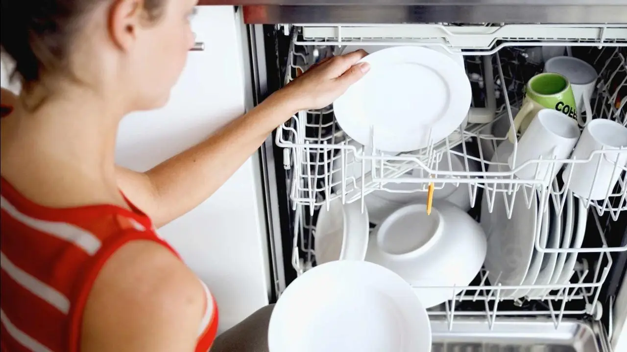 Come evitare le macchie d’acqua sulle posate in lavastoviglie: il consiglio dei tecnici per giugno Come evitare le macchie d’acqua sulle posate in lavastoviglie: il consiglio dei tecnici per giugno