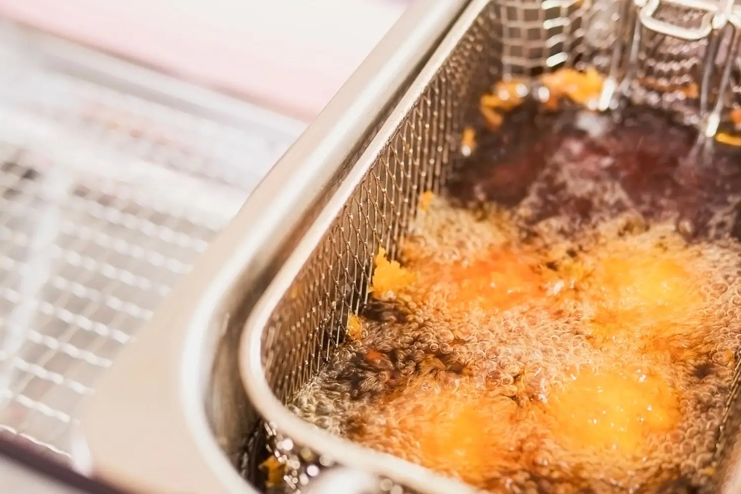 Come eliminare l’odore di frittura in cucina: il metodo infallibile con un solo ingrediente Come eliminare l’odore di frittura in cucina: il metodo infallibile con un solo ingrediente