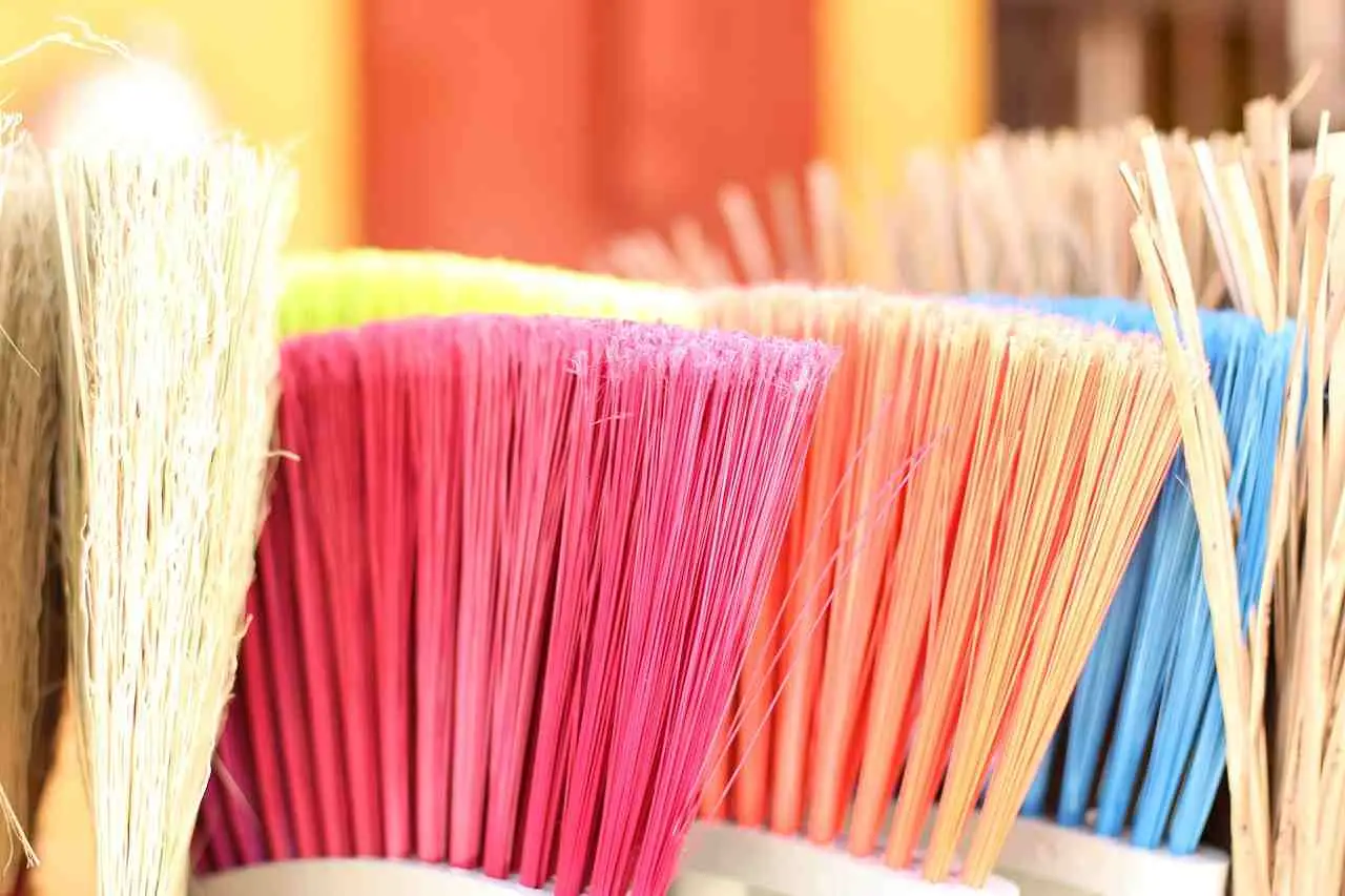 Attenzione a dove metti la scopa: ecco cosa attiri se la lasci in questo punto della casa Attenzione a dove metti la scopa: ecco cosa attiri se la lasci in questo punto della casa