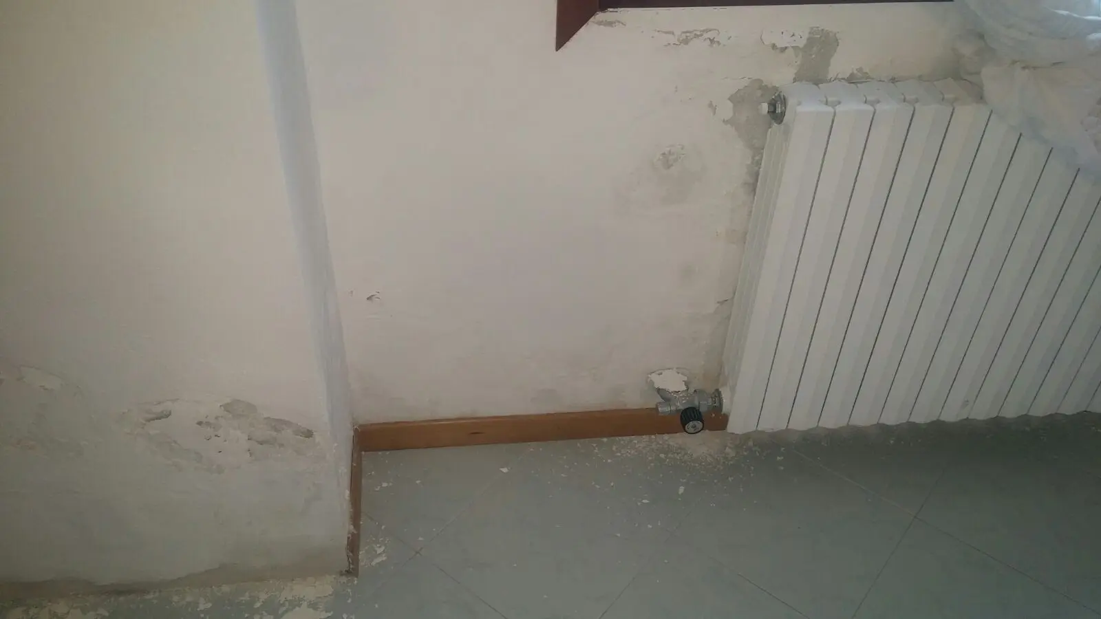 Tappa subito le crepe in bagno con la miscela rapida di farina e aceto: metodo virale Tappa subito le crepe in bagno con la miscela rapida di farina e aceto: metodo virale