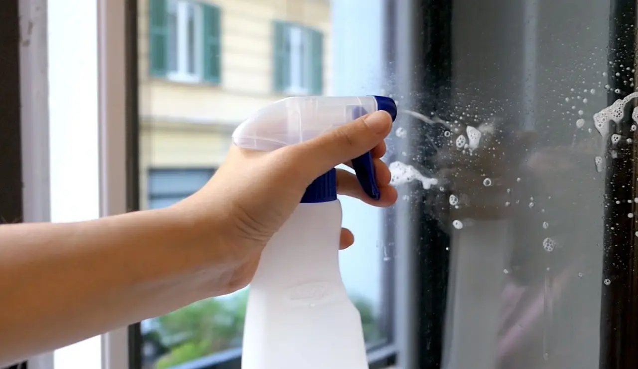 Vetri sempre opachi? Scopri il sistema veloce per averli trasparenti senza fatica Vetri sempre opachi? Scopri il sistema veloce per averli trasparenti senza fatica