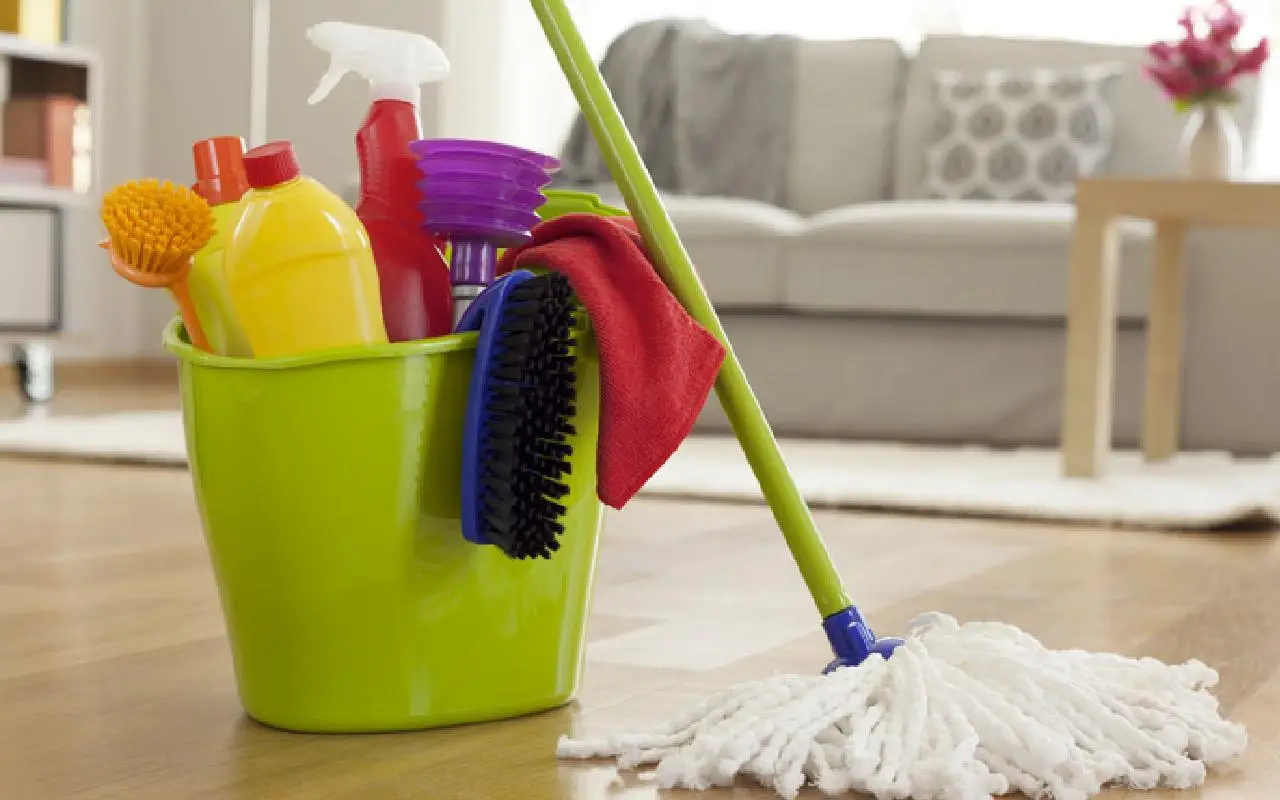 Trucchi per la pulizia della casa: come usare l’ammorbidente per spolverare in modo efficace e profumato Trucchi per la pulizia della casa: come usare l’ammorbidente per spolverare in modo efficace e profumato