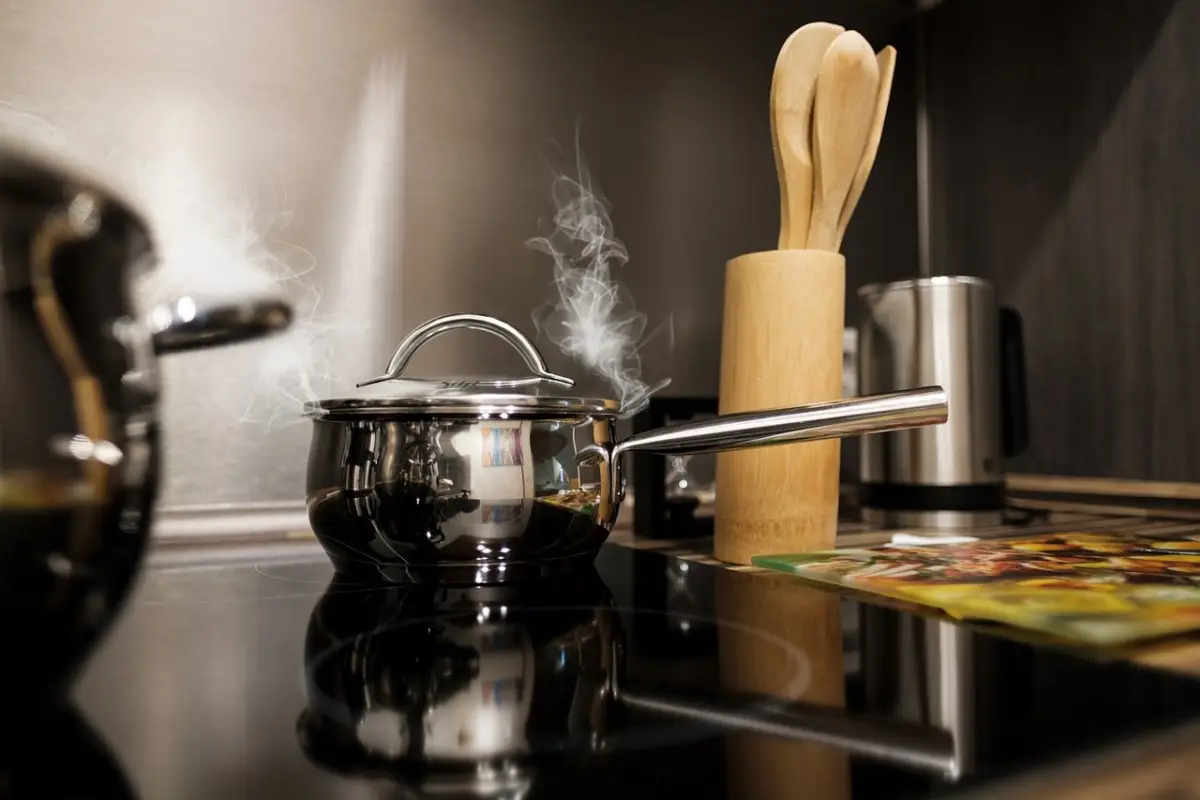 Come eliminare l’odore di fritto in cucina: il trucco segreto dei ristoranti Come eliminare l’odore di fritto in cucina: il trucco segreto dei ristoranti
