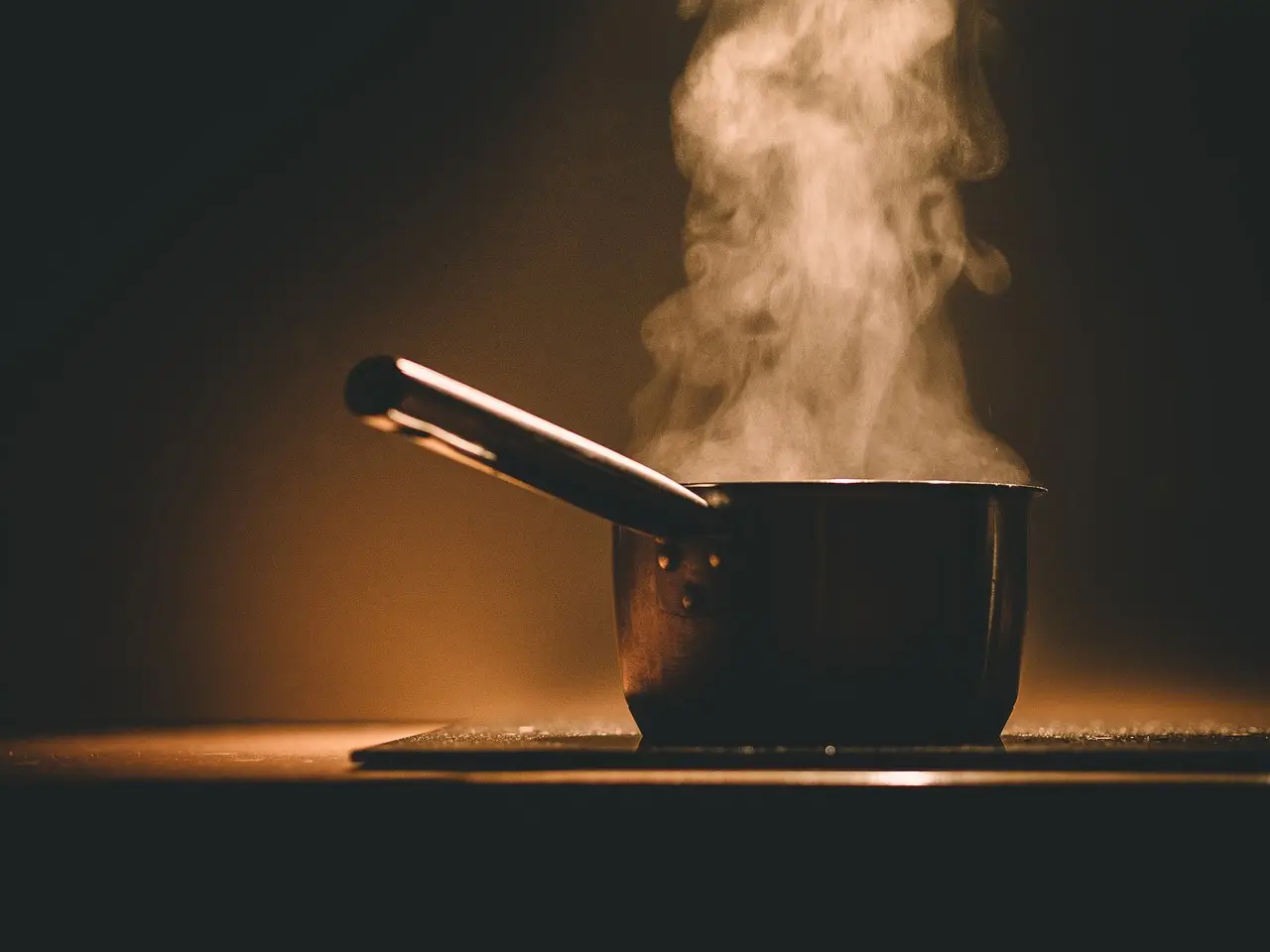 Come eliminare l’odore di fritto in cucina: il trucco segreto dei ristoranti Come eliminare l’odore di fritto in cucina: il trucco segreto dei ristoranti