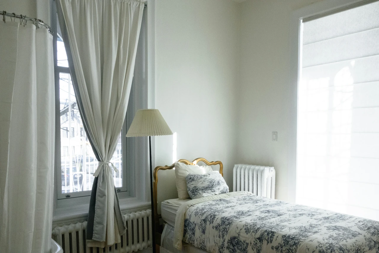 Come raffreddare la camera da letto senza climatizzatore: il metodo degli architetti Come raffreddare la camera da letto senza climatizzatore: il metodo degli architetti