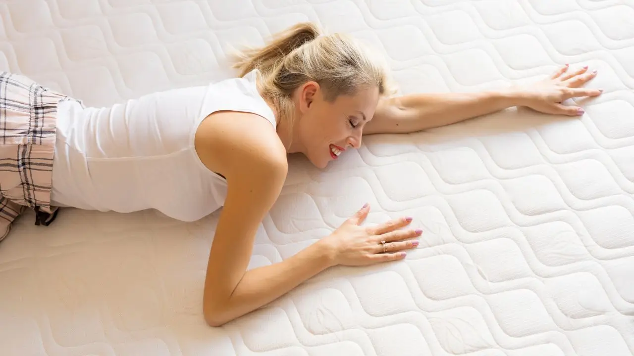 Come evitare che il materasso accumuli calore: l’accorgimento che pochi conoscono Come evitare che il materasso accumuli calore: l’accorgimento che pochi conoscono