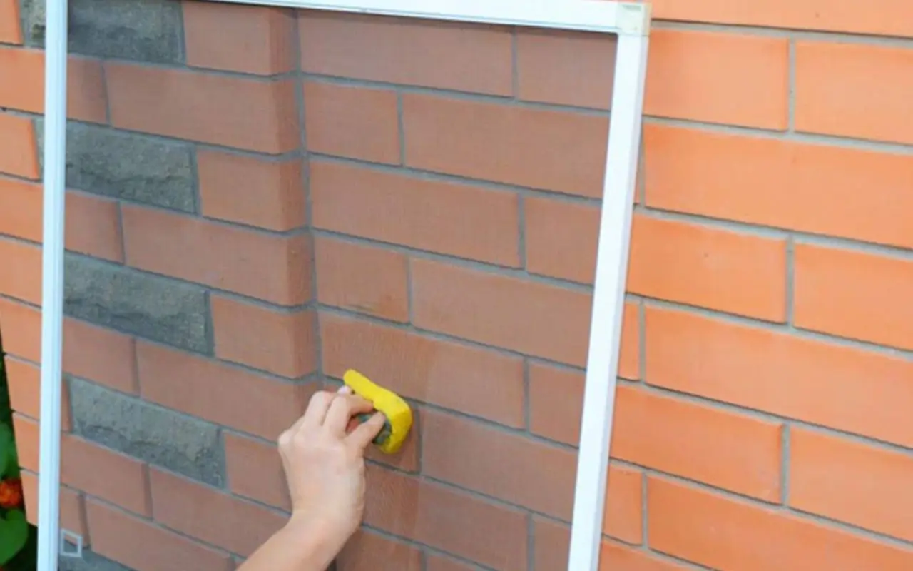Pulire le zanzariere in 5 minuti: il trucco dei portieri di condominio Pulire le zanzariere in 5 minuti: il trucco dei portieri di condominio
