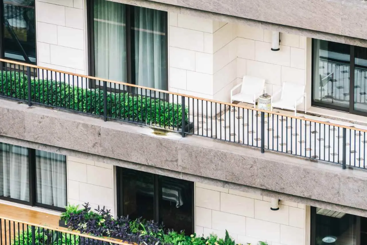 Cosa spruzzare sul balcone per non far tornare i piccioni Cosa spruzzare sul balcone per non far tornare i piccioni