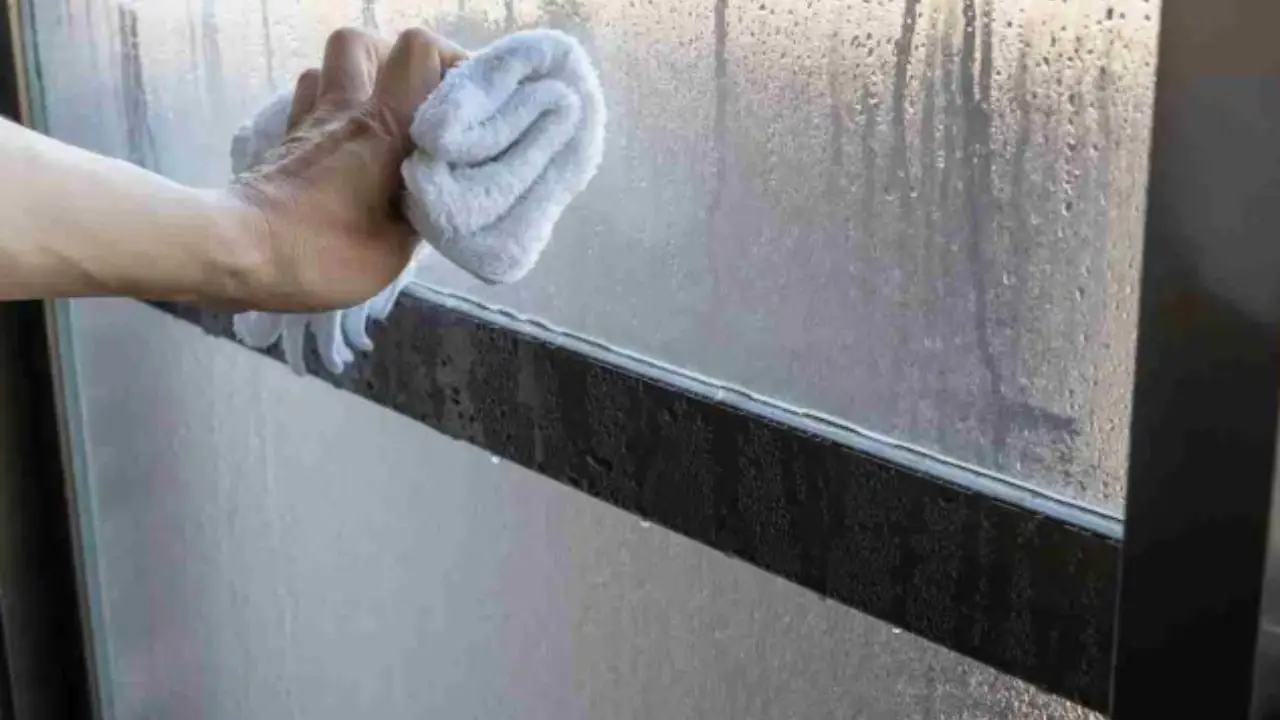 Finestra del bagno sempre appannata? Il trucco usato negli hotel per risolvere il problema Finestra del bagno sempre appannata? Il trucco usato negli hotel per risolvere il problema