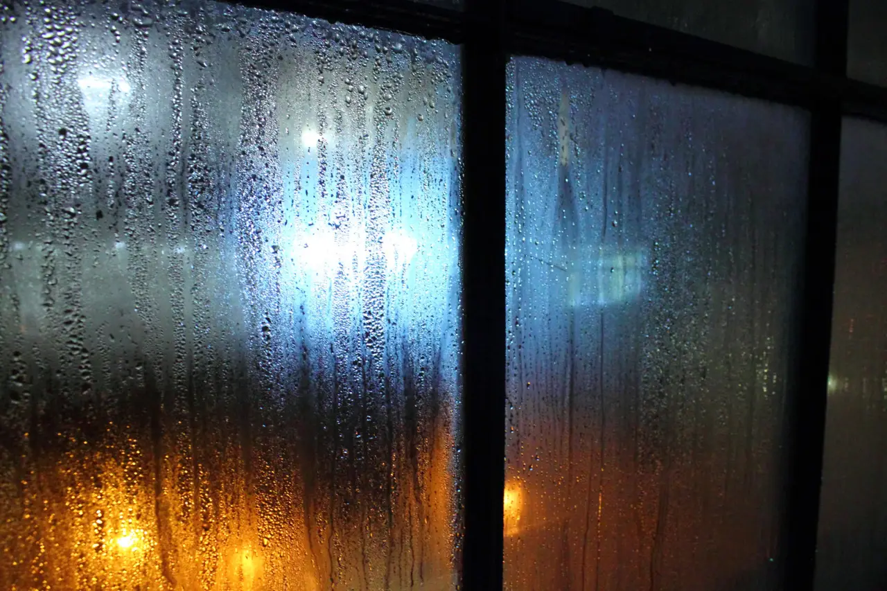 Finestra del bagno sempre appannata? Il trucco usato negli hotel per risolvere il problema Finestra del bagno sempre appannata? Il trucco usato negli hotel per risolvere il problema