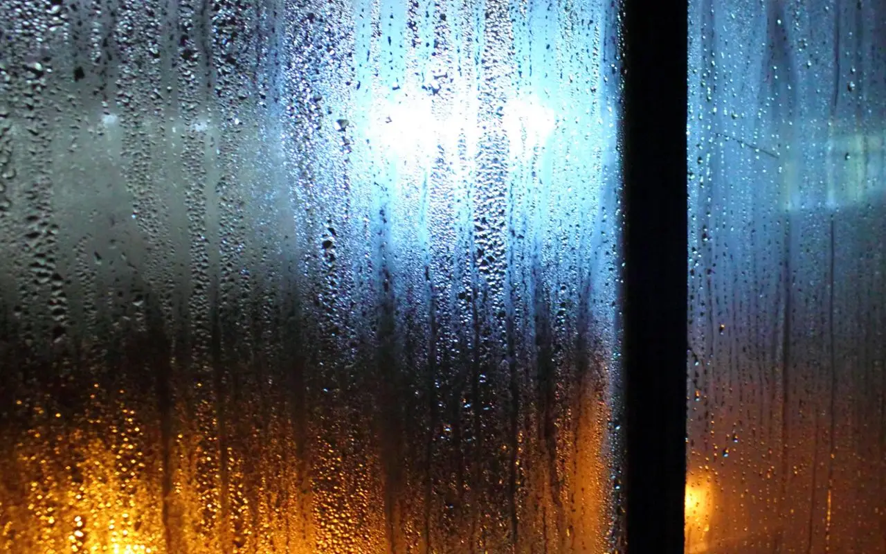 Finestra del bagno sempre appannata? Il trucco usato negli hotel per risolvere il problema Finestra del bagno sempre appannata? Il trucco usato negli hotel per risolvere il problema