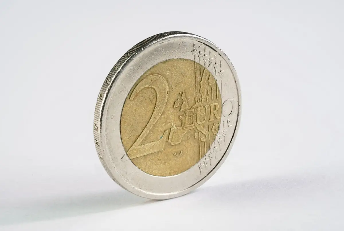 Il trucco della monetina nel frigorifero: ecco a cosa serve davvero Il trucco della monetina nel frigorifero: ecco a cosa serve davvero