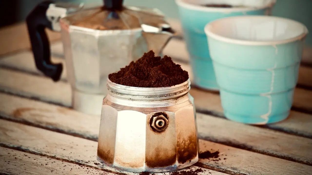 Odore di muffa negli armadi? Il trucco con fondi di caffè che tutti stanno provando Odore di muffa negli armadi? Il trucco con fondi di caffè che tutti stanno provando