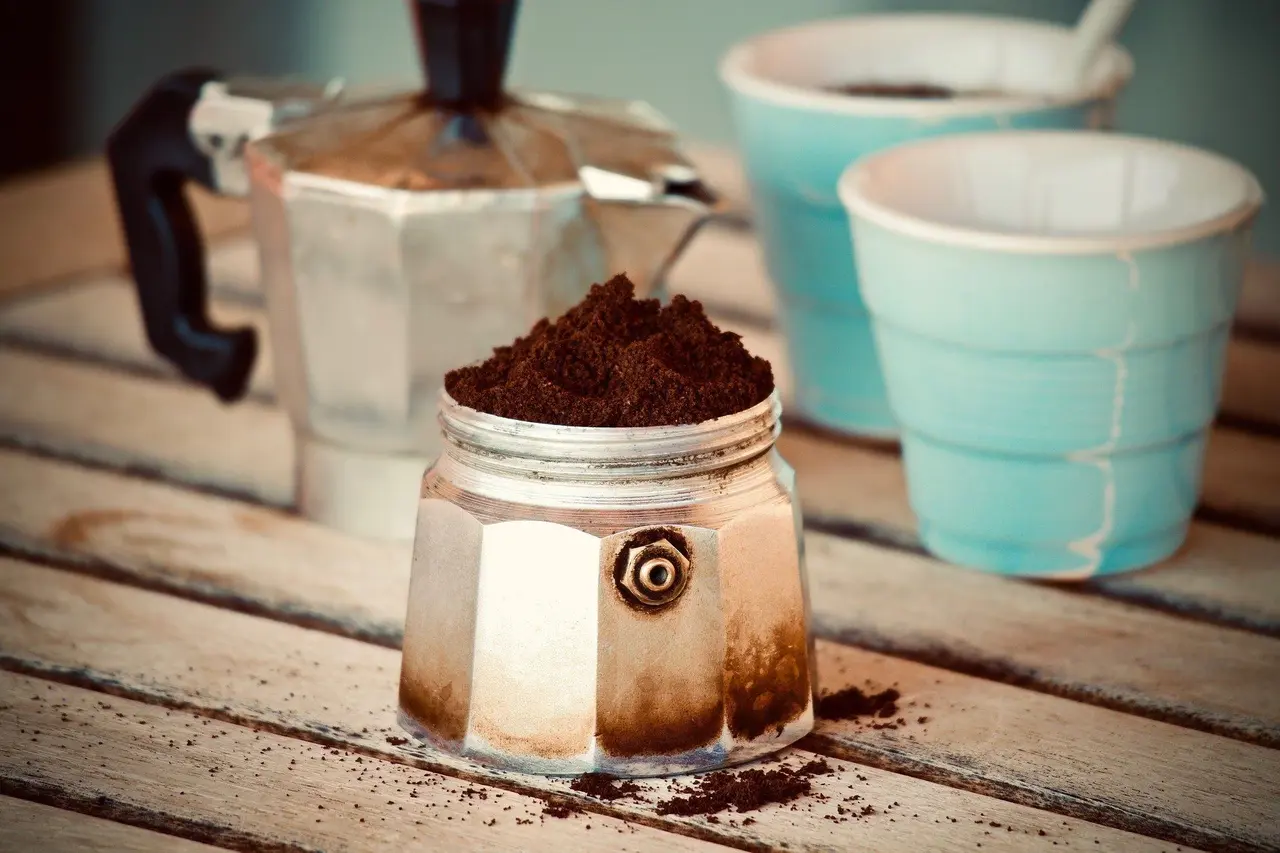 Odore di muffa negli armadi? Il trucco con fondi di caffè che tutti stanno provando Odore di muffa negli armadi? Il trucco con fondi di caffè che tutti stanno provando