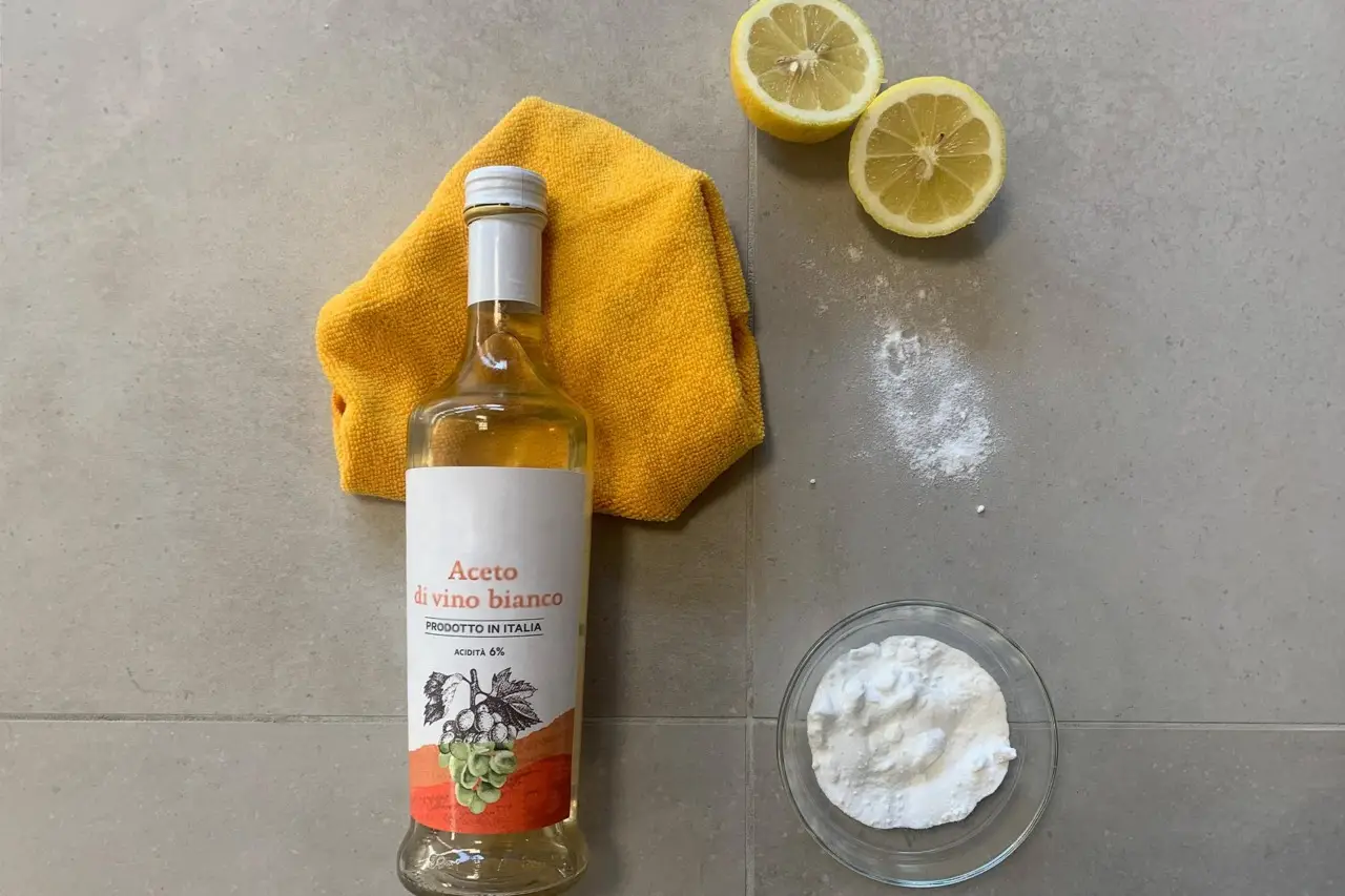 Vetri sempre macchiati dopo la pioggia? L’ingrediente naturale usato dagli addetti alle pulizie di hotel Vetri sempre macchiati dopo la pioggia? L’ingrediente naturale usato dagli addetti alle pulizie di hotel