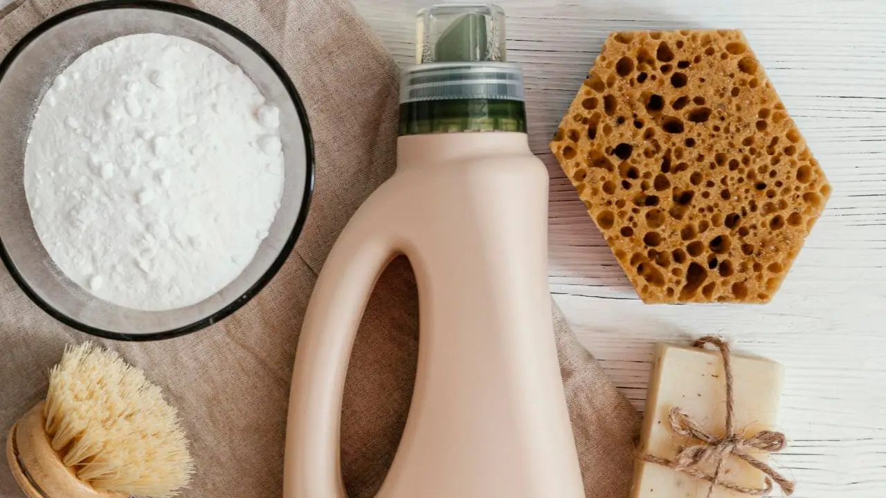 Vetri sempre macchiati dopo la pioggia? L’ingrediente naturale usato dagli addetti alle pulizie di hotel Vetri sempre macchiati dopo la pioggia? L’ingrediente naturale usato dagli addetti alle pulizie di hotel