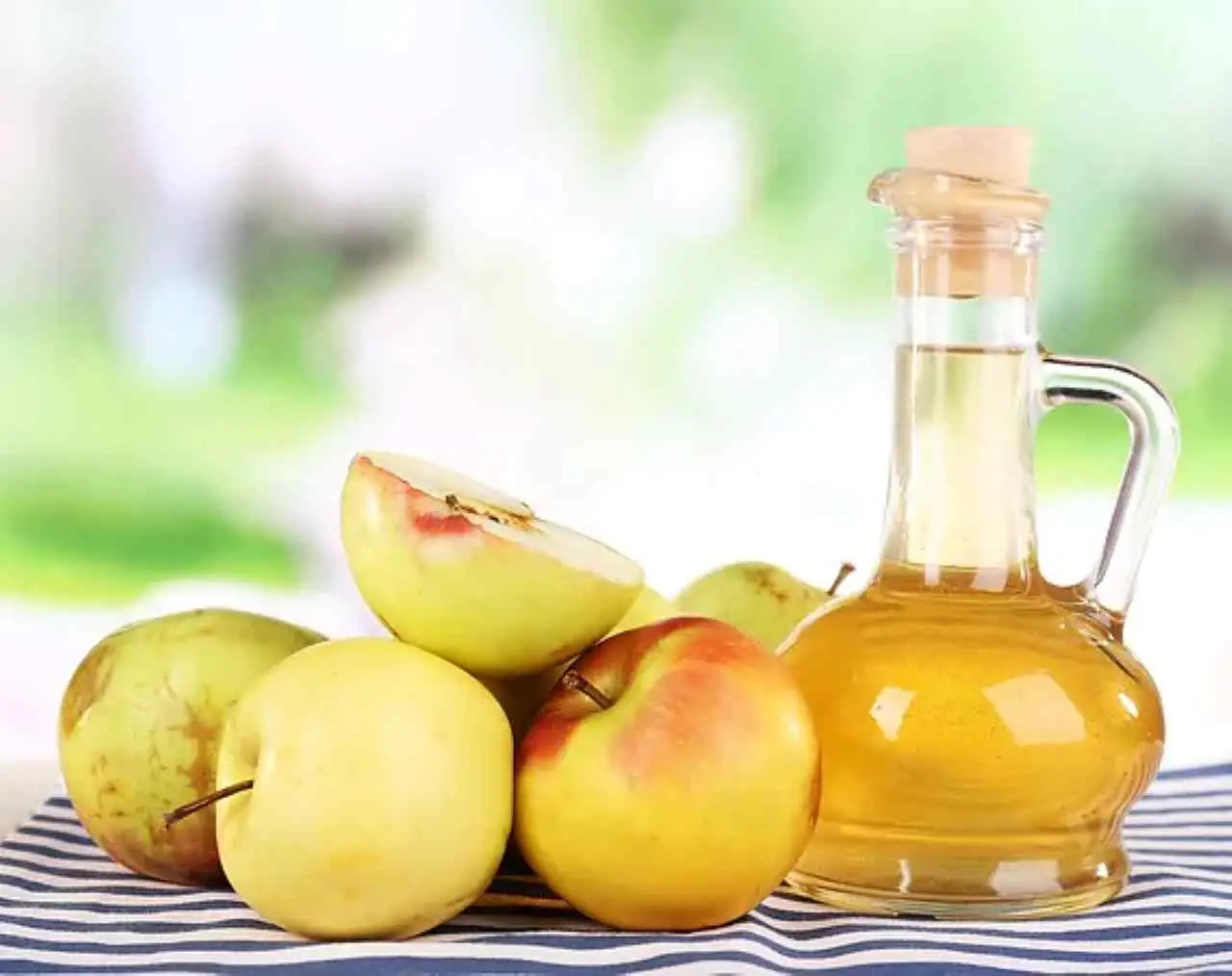 Mosche in cucina vicino alla frutta: il mix di aceto di mele e chiodi di garofano che circola sui forum Mosche in cucina vicino alla frutta: il mix di aceto di mele e chiodi di garofano che circola sui forum