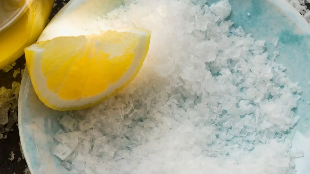 Evita la formazione di cattivi odori nei tappeti usando solo sale grosso e limone Evita la formazione di cattivi odori nei tappeti usando solo sale grosso e limone