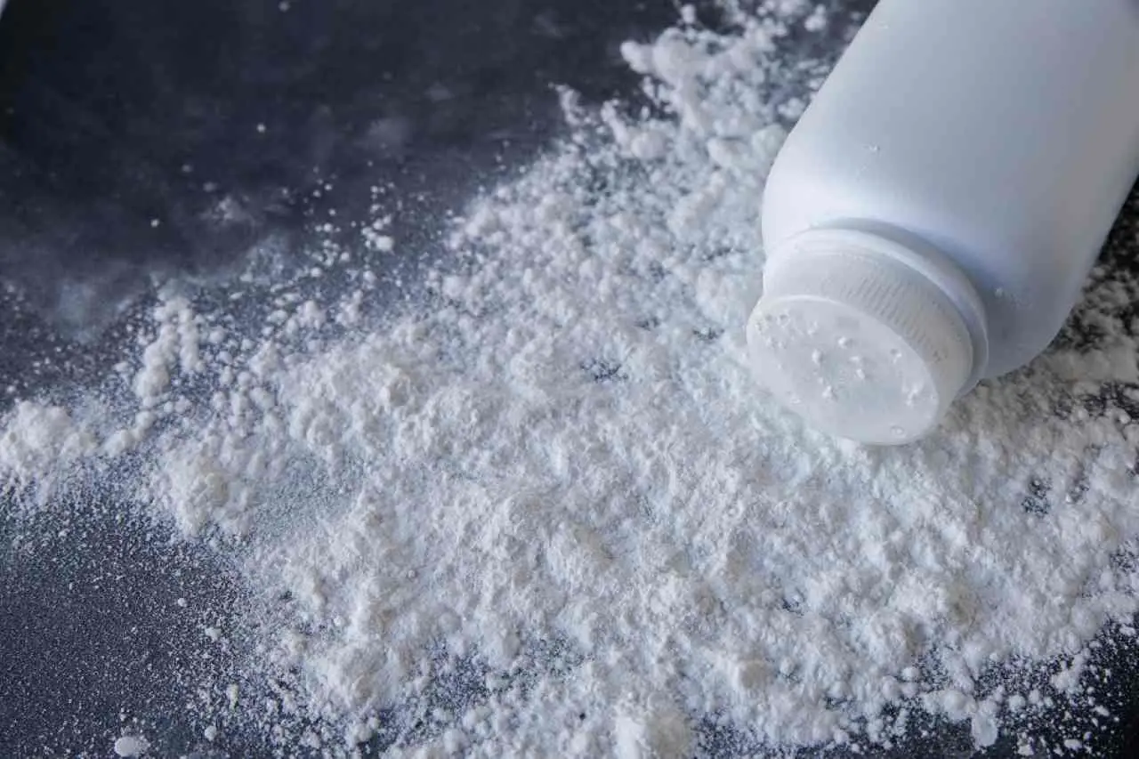 Non sprecare soldi in spray: usa il borotalco per allontanare i ragni dalle stanze Non sprecare soldi in spray: usa il borotalco per allontanare i ragni dalle stanze